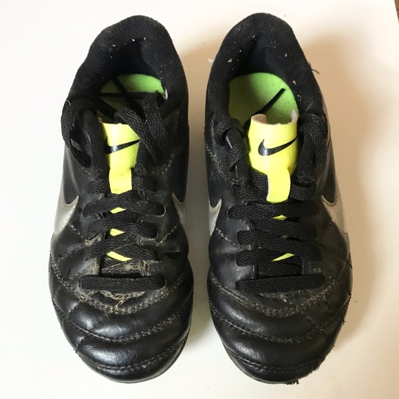 Kid’s size 10 soccer cleats - Picture 2 of 5